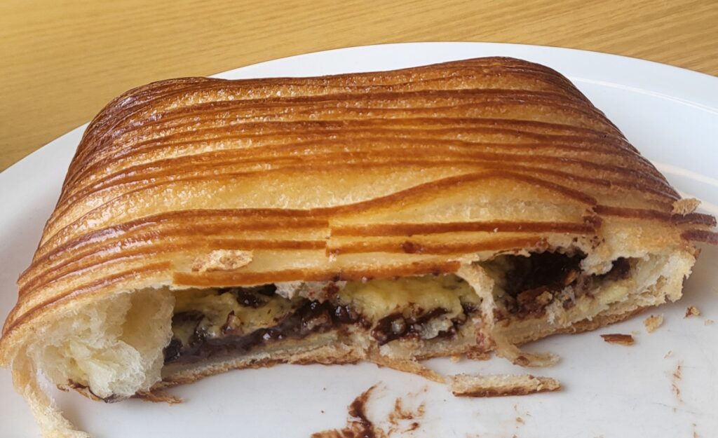 Custard and chocolate filling in pain au Suisse