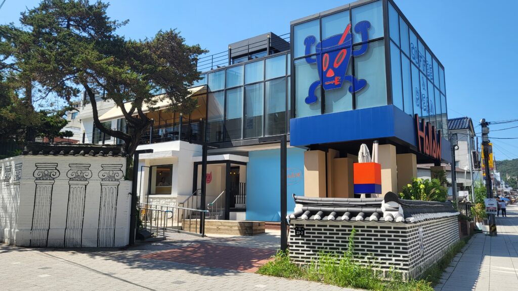 Hollow Café Anguk Station exterior view