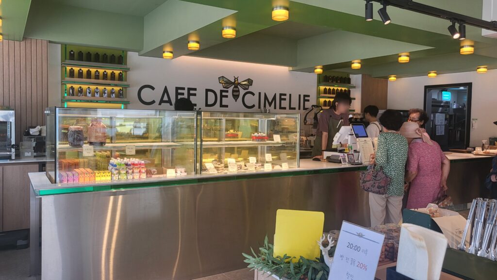 Cafe de cimelie counter