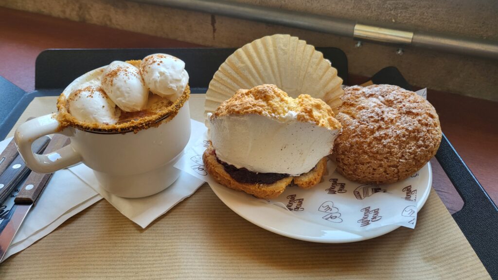 Bisque chou, rasberry jam scone and gongmyoung latte