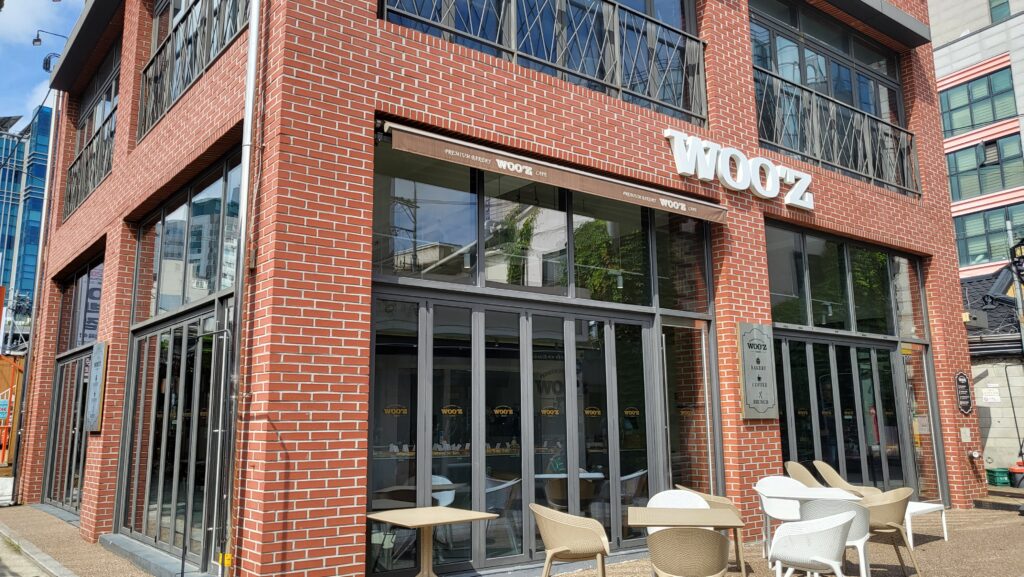 Exterior view of Wooz Bakery, a cozy Ikseon-dong hanok cafe