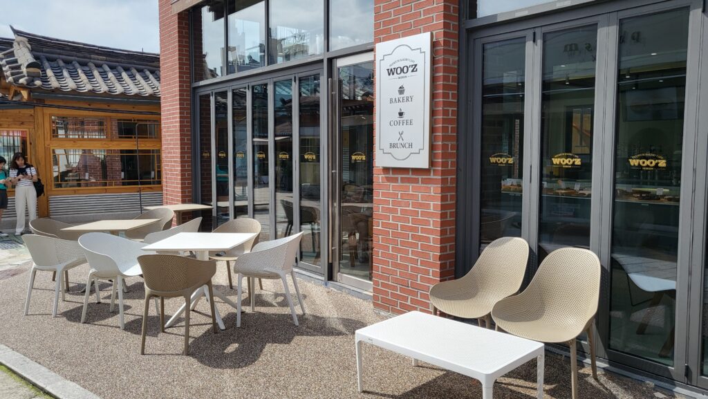 Exterior view of Wooz Bakery, a cozy Ikseon-dong hanok cafe