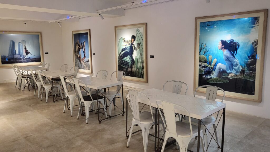 Art exhibits at Corcovado Art Cafe Jongno basement
