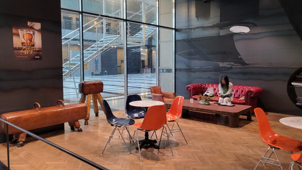 Cozy interior of Terarosa POSCO Book Cafe1st floor seating