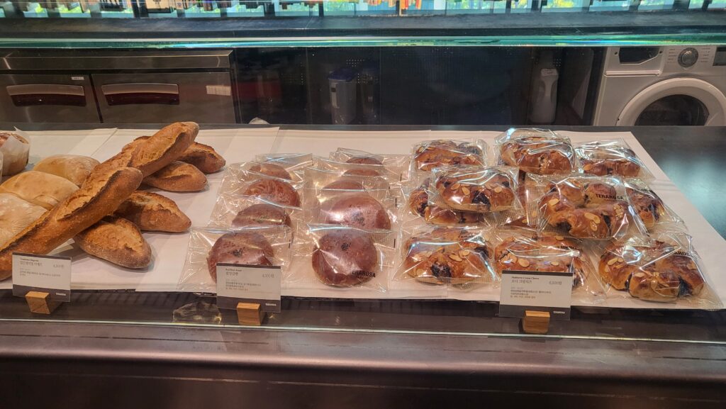 coffee and desserts at Terarosa POSCO Book Cafe