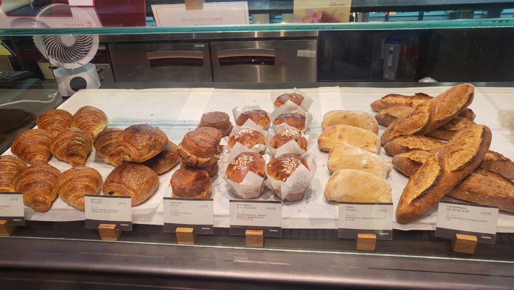 coffee and desserts at Terarosa POSCO Book Cafe