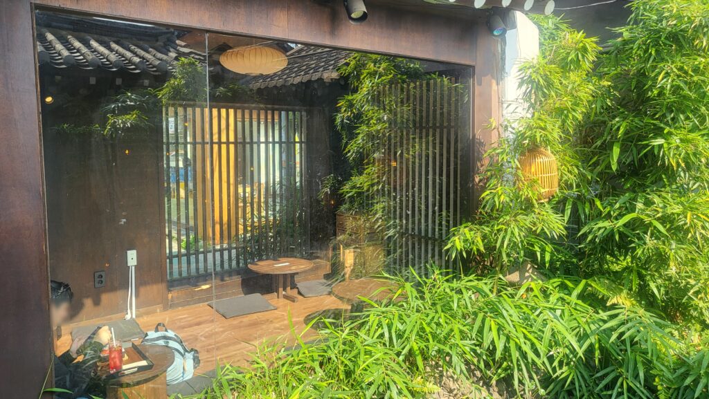 Jongno aesthetic cafe seating 