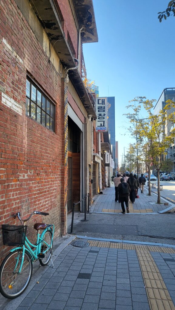 seongsu unique gallery cafe sign