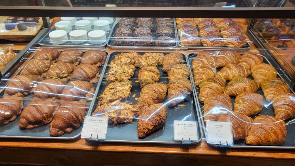 seongsu unique gallery cafe pastry