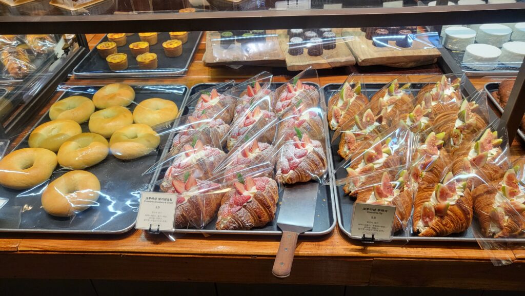 seongsu unique gallery cafe pastry