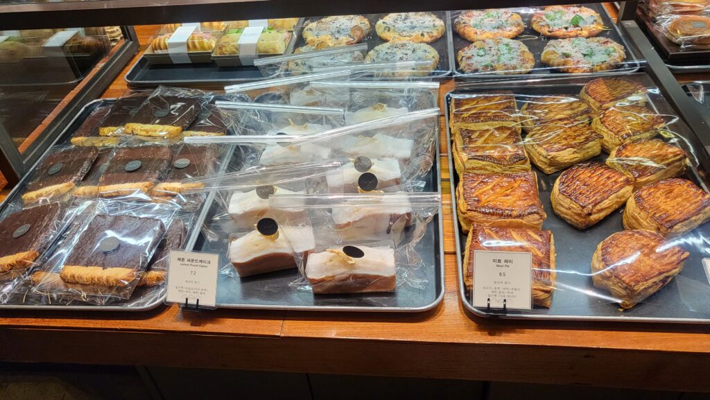 seongsu unique gallery cafe pastry