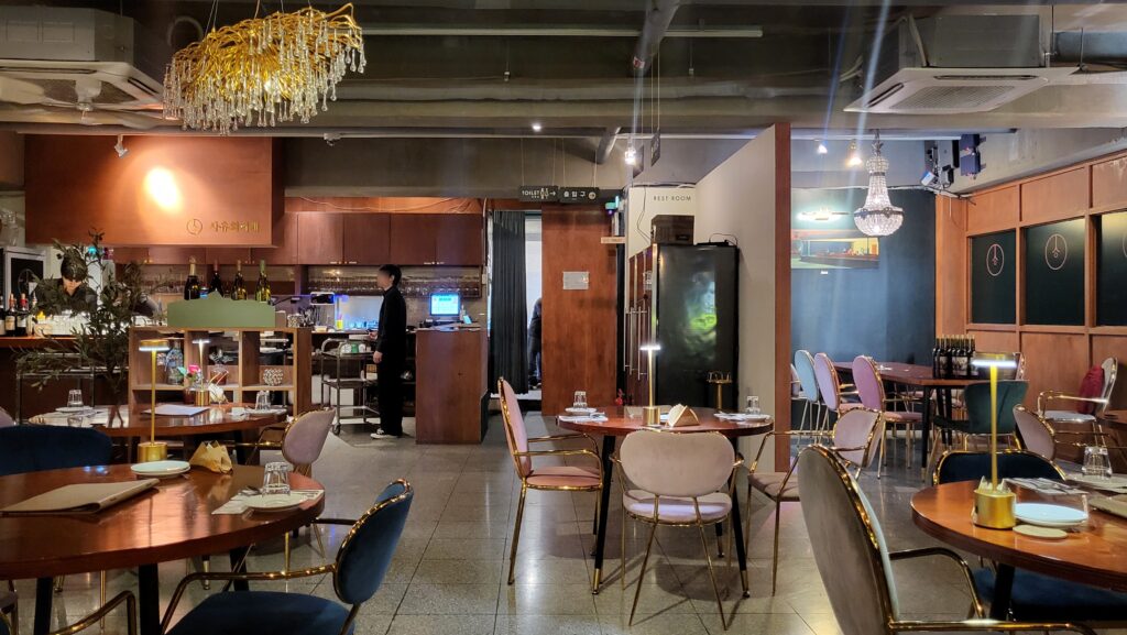 Sayu&rsquo;s Library Myeongdong Date Spot interior
