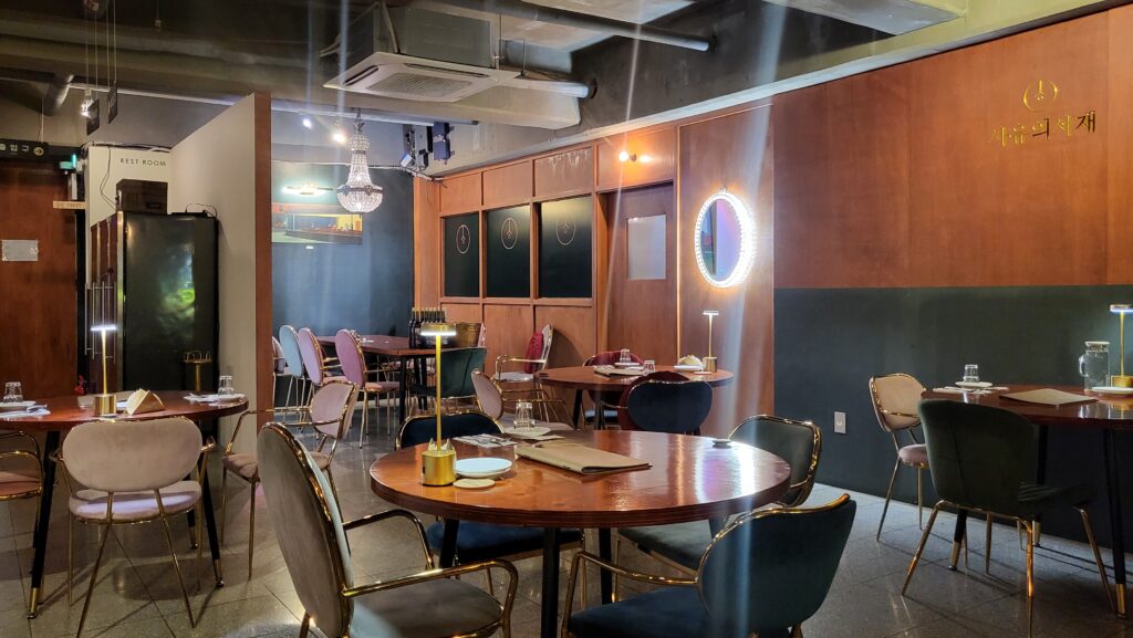 Sayu&rsquo;s Library Myeongdong Date Spot interior