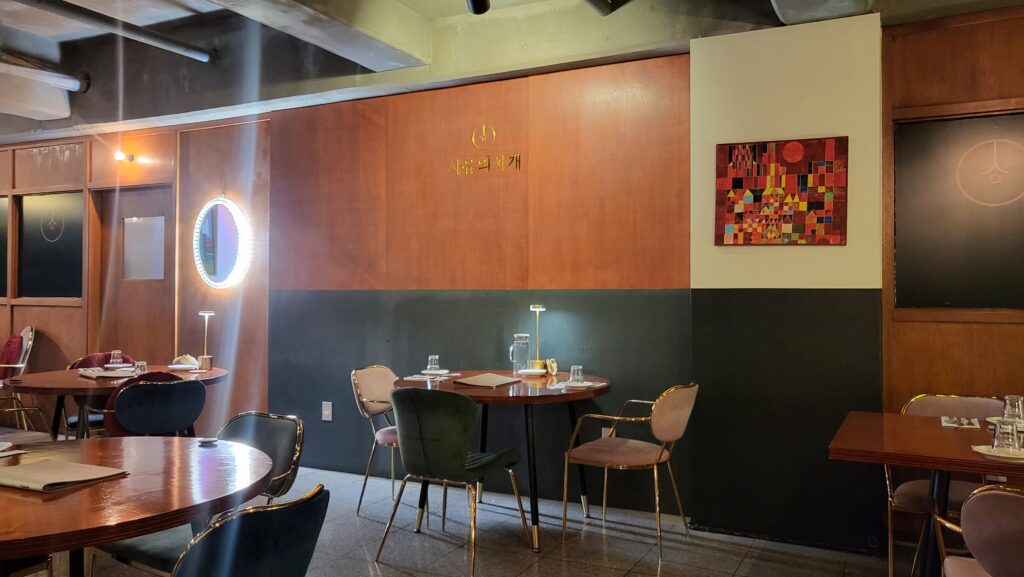 Sayu&rsquo;s Library Myeongdong Date Spot interior