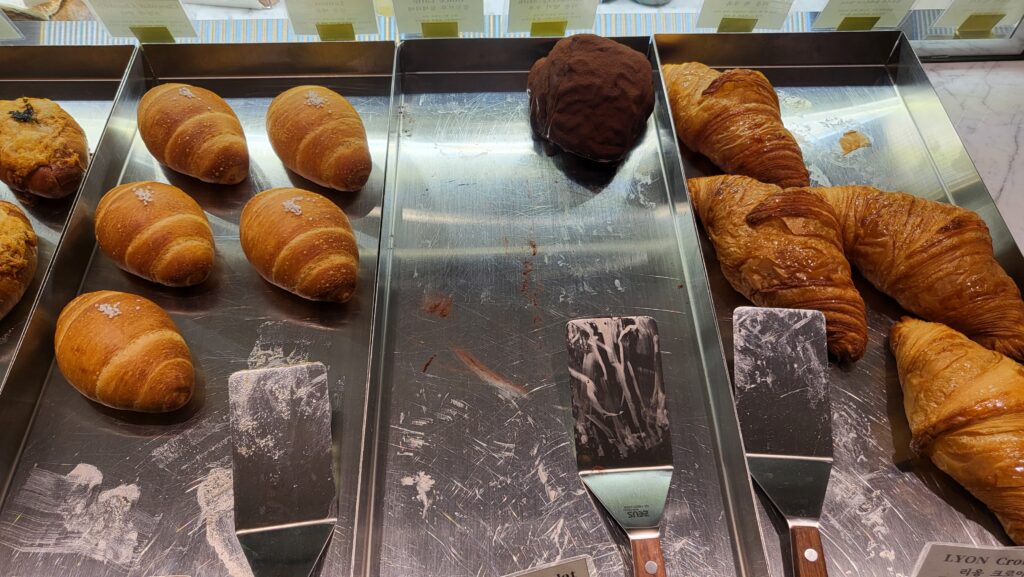 Best Coex Winter Date Spots cafe de lyon bread