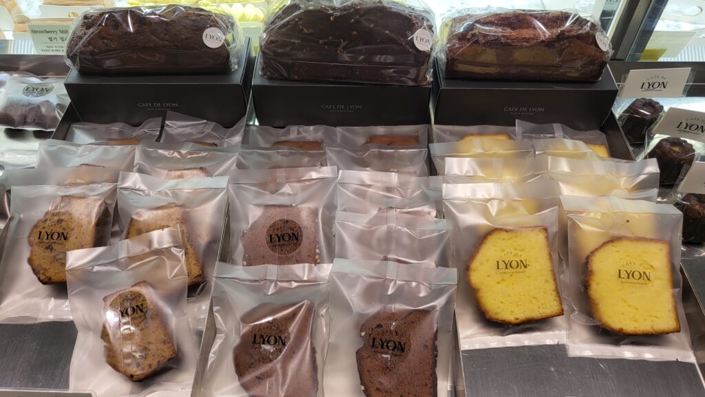 Best Coex Winter Date Spots cafe de lyon bread