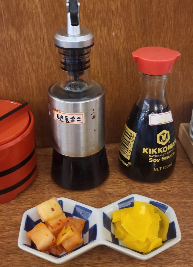 kkakdugi and pickled radish