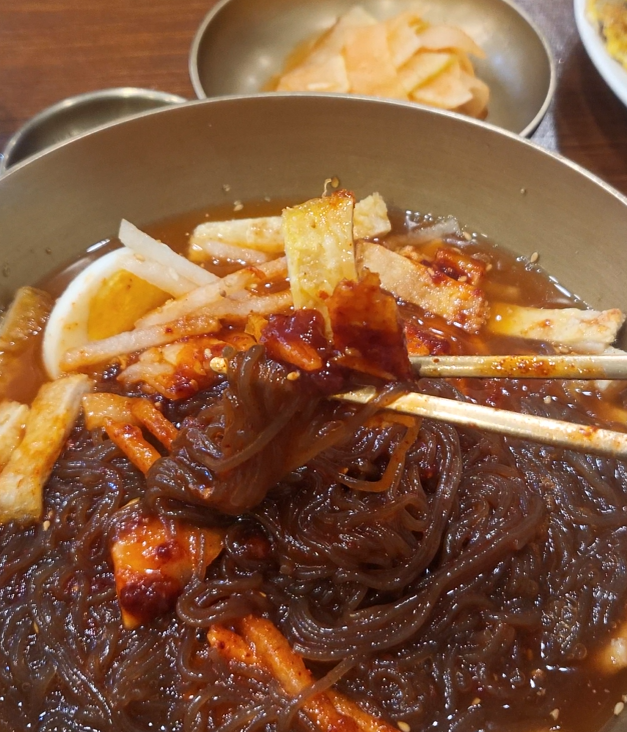 songgiwon Jinju Naengmyeon seokkeum-naengmyeon